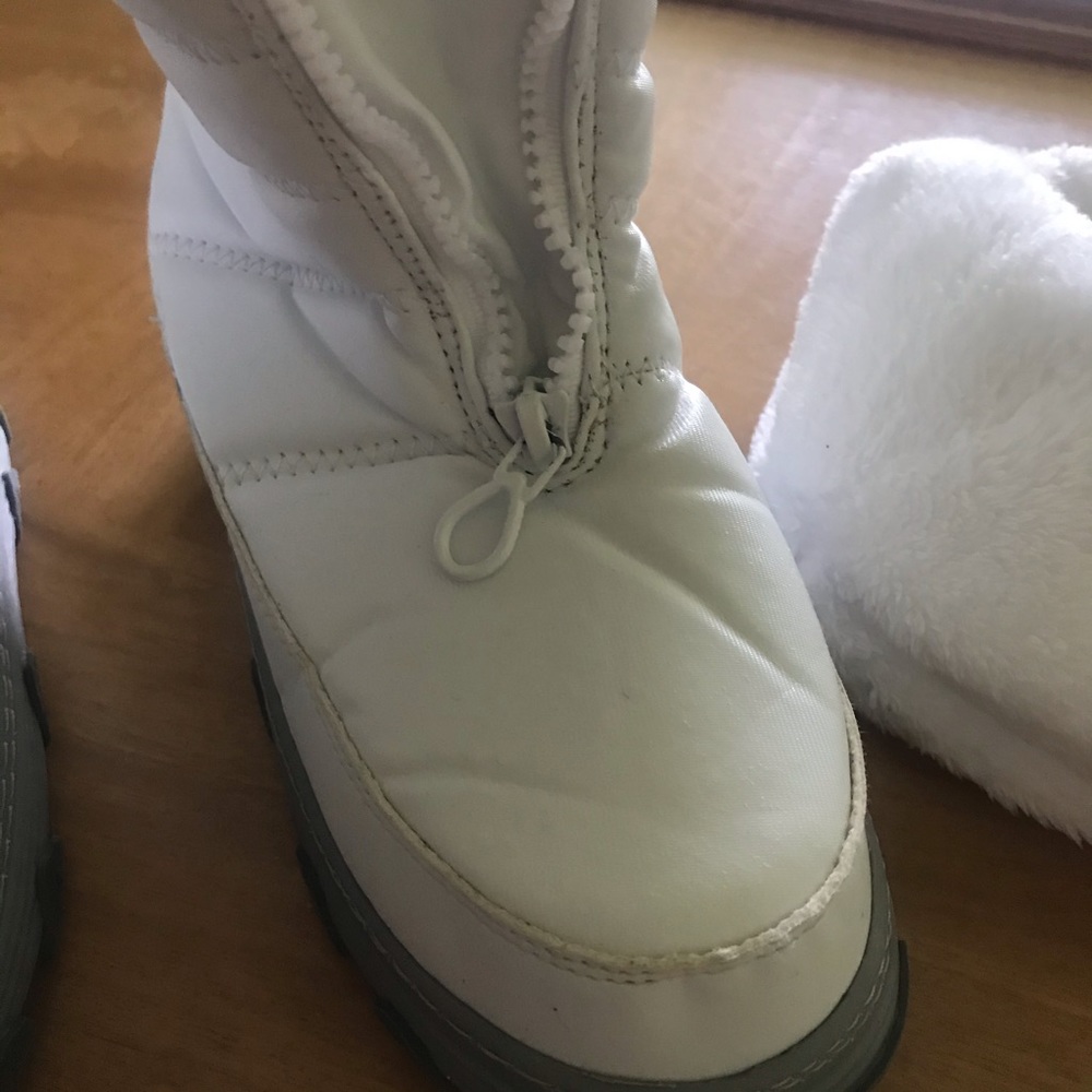 Khombu Girls Sze 2 White Snow Boot &North Face Hat - Picture 7 of 16